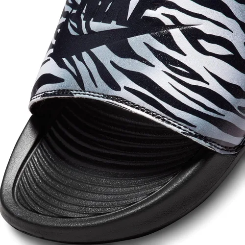 Vista 6 de Nike Victori One Slide Print para mujer, negronegro-plateado metálico (CN9676 011)