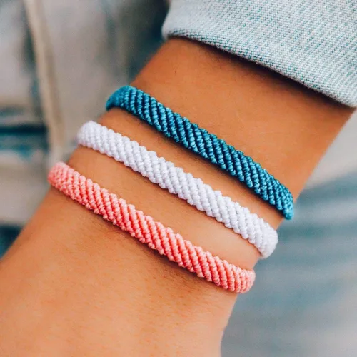 Vista 2 de Pura Vida Pulsera tejida media plana, impermeable, banda ajustable