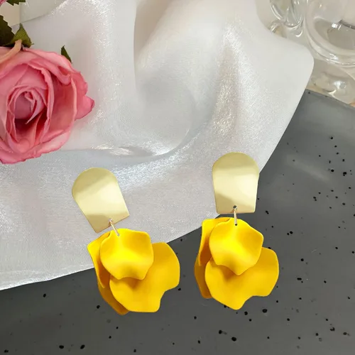 Vista 6 de Aretes colgantes de pétalos de rosa, aretes bohemios de flores acrílicas, aretes grandes de resina floral para mujeres, mujeres, novia, ideales