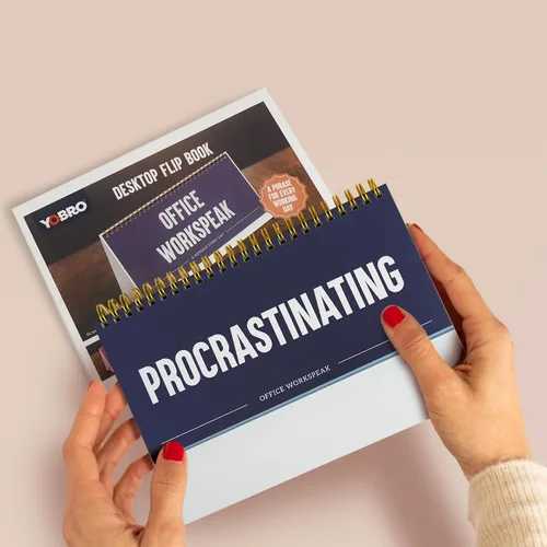 Vista 9 de YOBRO Regalos de oficina para compañeros de trabajo, divertidos letreros de escritorio – 50 mensajes divertidos de escritorio, letrero de humor
