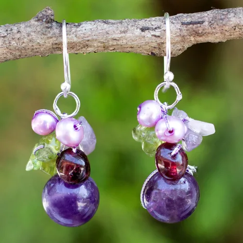 Vista 2 de NOVICA Aretes artesanales hechos a mano de granate y amatista cultivadas con perlas de agua dulce cultivadas colgando de plata de ley 925, peridoto