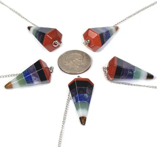 Vista 3 de Justinstones - Dije de piedras preciosas con cristales de roca hexagonales en punta reiki chakra