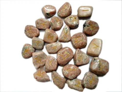 Vista 5 de Maravillosa piedra lunar fantástica 25 piedras preciosas runas anciano Futhark nórdico hecho a mano ágata mágica cristal grabado cuerpo terciopelo