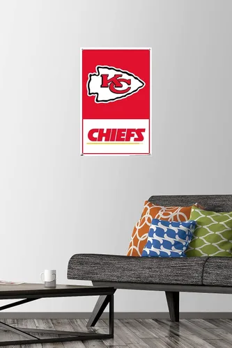 Vista 2 de Trends International NFL Kansas City Chiefs - Póster de pared con logotipo 21, 14.72 x 22.37 pulgadas, paquete de póster premium y alfileres