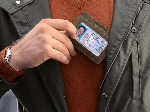 Vista 4 de Cartera compacta de manga RFID de cuero minimalista con clip de dinero 10 tarjetas