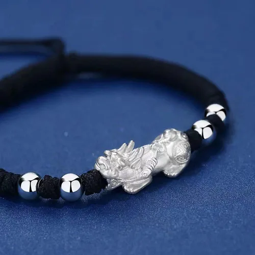 Vista 2 de MANRUO Pulsera Pixiu de cuerda roja Feng Shui Pi Yao Riqueza Pulsera Joyería Atrae Riqueza y Buena Suerte Regalo para Hombres y Mujeres