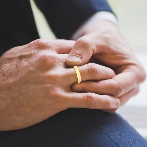 Vista 8 de 2mm - 6mm Domed Wedding Band in 10K Yellow Gold