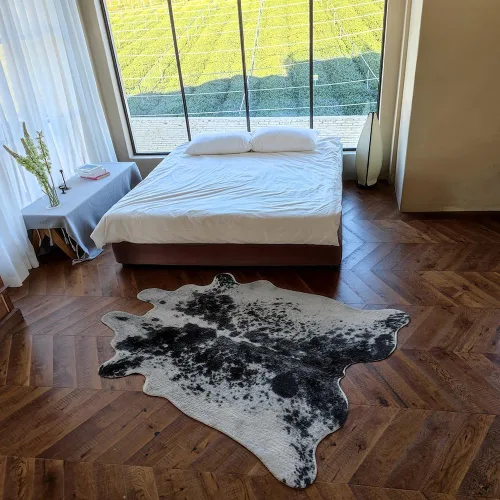 Vista 4 de rugoo Alfombra de piel sintética de vaca blanca y negra, 4.7 x 5.9 pies, alfombra de piel sintética de animal para sala de estar, dormitorio