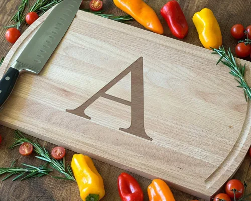 Vista 5 de Tabla de cortar de haya blanca grabada con elegante inicial, perfecta para cocinas sofisticadas del hogar y chefs profesionales