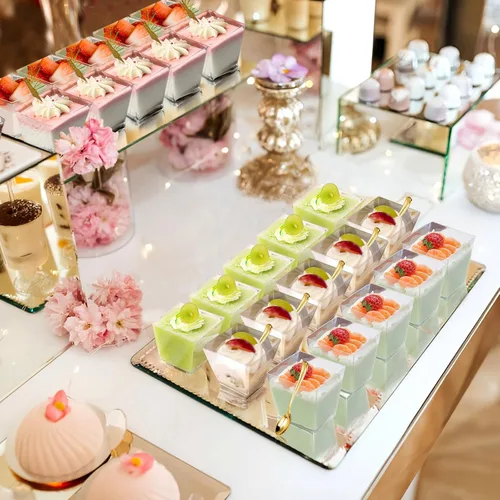 Vista 7 de Paquete de 150 tazas cuadradas de plástico para postre de 8 onzas con tapas de cúpula y mini cucharas doradas, tazas de yogur transparente