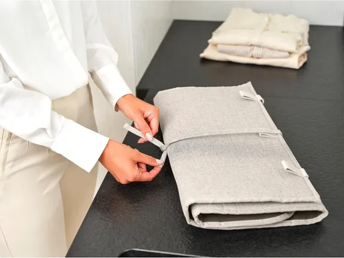 Vista 10 de Brabantia - Manta de vapor para puerta - Alfombrilla resistente al calor para vapor de ropa - Ganchos para colocar sobre la puerta, capa trasera