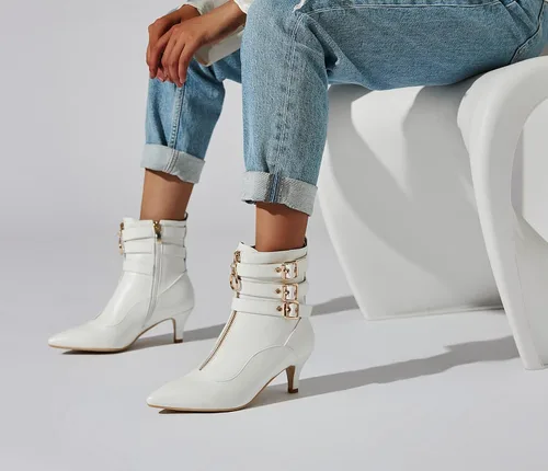 Vista 2 de KISSASA Botines de tacón de gatito con correa de hebilla para mujer, puntera puntiaguda, con cremallera