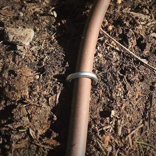 Vista 4 de AAGUT Grapas de jardín para jardín Estacas de manguera de goteo galvanizadas de 6 pulgadas