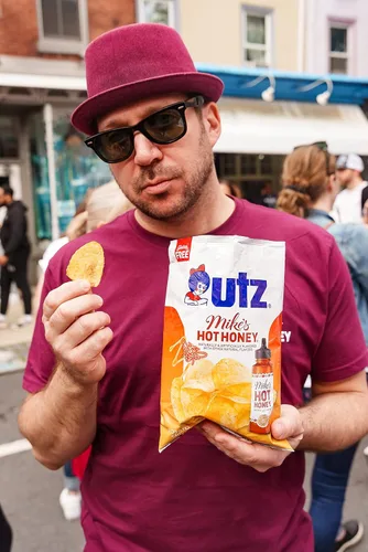 Vista 6 de Utz® Mike's Hot Honey - Papas fritas con sabor a miel; 2.625 onzas, 14