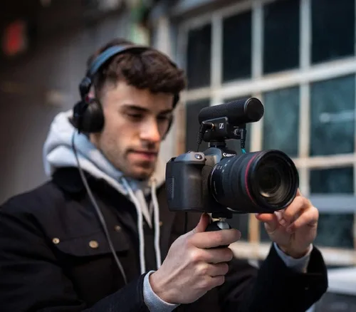 Vista 7 de Sennheiser Professional MKE 400 Micrófono tipo escopeta para cámara con conectores TRS y TRRS de 3.5mm para DSLR, sin espejo y móvil, se conecta