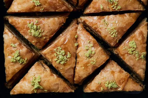 Vista 4 de Cedar Pastries Baklava triangular tradicional de 16 piezas – Surtido de anacardos, almendras y nueces Postre mediterráneo hecho a mano Kosher