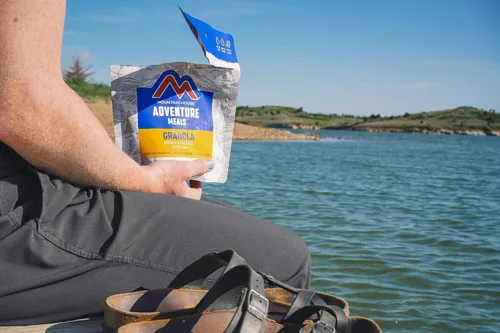 Vista 4 de Mountain House Granola con leche y arándanos Alimentos liofilizados para mochileros y campamentos 2 porciones y arroz frito con pollo