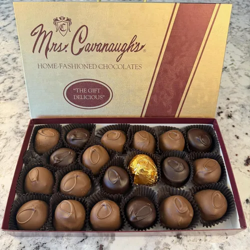 Vista 2 de Mrs. Cavanaugh's Chocolates mixtos de crema de naranja caja de 1 libra – 65% leche y 35% cremas de fondant de naranja oscura cubiertas de chocolate