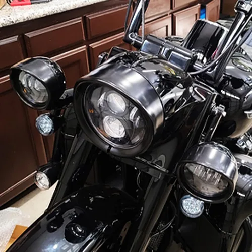 Vista 3 de Luz antiniebla de motocicleta de 11.4 cm con anillo de estilo visera, luz de paso auxiliar de 4 1/2", lámpara con bisel compatible con Harley Brillo