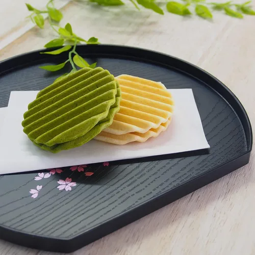 Vista 2 de Bandeja para servir té con diseño de flor de cerezo, con forma de media luna, 8.8 x 7.8 pulgadas, fabricada en Japón