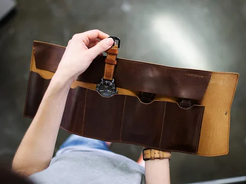 Vista 3 de OleksynPrannyk Rollo de cuero para reloj, organizador de joyas de viaje, hecho a mano, estuche protector para reloj con correa de cierre