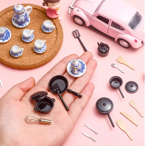Vista 2 de Zhanmai Juego de 47 tazas de té de porcelana en miniatura, ollas y sartenes de metal incluyen 16 mini platos de muñeca, cuchillo tenedor, cuchara