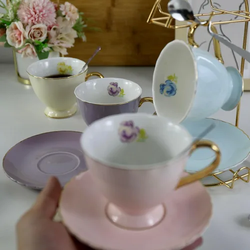 Vista 4 de Taza y platillo de café estilo europeo, juego de 4 tazas de café de porcelana para el hogar, cocina, fiesta de té (4 colores/juego surtido)