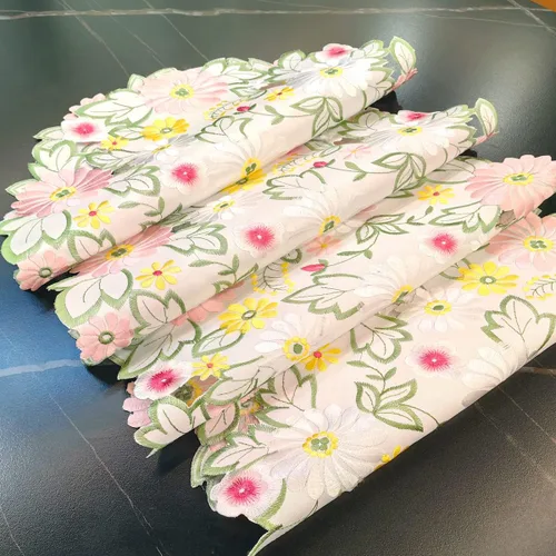 Vista 3 de LeLehome Juego de 4 manteles individuales redondos bordados con margaritas de primavera, 15 pulgadas, decoración de mesa para el hogar, cocina