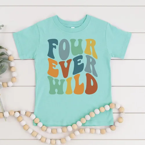 Vista 3 de Olive Loves Apple Camiseta de cuarto cumpleaños para niños pequeños Forever Wild para 4 cumpleaños