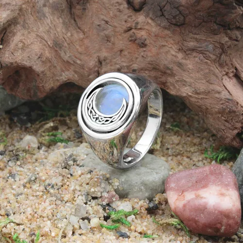 Vista 2 de Anillo de plata de ley con luna creciente celta con piedra lunar arcoíris (tallas 4-15)