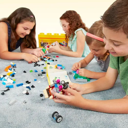 Vista 4 de LEGO Classic Medium Creative Brick Box 10696 - Juego de bloques de construcción, con almacenamiento, incluye tren, automóvil y una figura de tigre