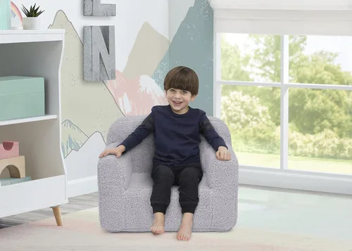 Vista 2 de Delta Children Cozee - Silla Sherpa para leer, con reposabrazos Disponibilidad de cojín, gris