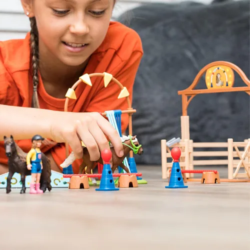 Vista 2 de Schleich Farm World - Juego de entrenamiento de agilidad de poni con caballo, entrenador y accesorios, juego de 41 piezas de poni, entrenador