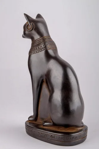 Vista 5 de Estatua egipcia antigua de la diosa Bastet gato pesado piedra negra hecha en Egipto. bastet en su forma tardía de una mujer con cabeza de gato
