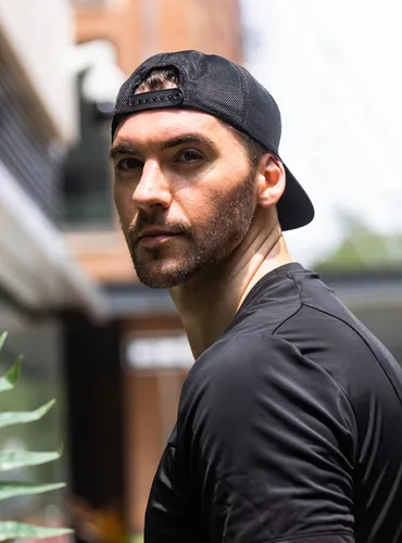 Vista 5 de SAAKA Gorra de rendimiento Snapback para hombres y mujeres. Ajuste ajustable y absorbe el sudor. Ideal para correr, tenis y golf.