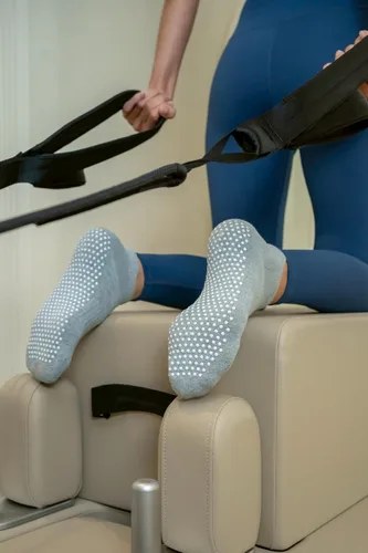 Vista 4 de RATIVE - Calcetines antideslizantes para yoga, pilates y hospitales, para adultos, hombres y mujeres