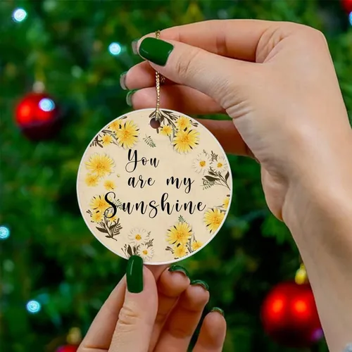 Vista 4 de Adorno de Navidad de cerámica impreso en dos caras con texto en inglés "You are My Sunshine", novedad para familiares, amigos, niños, regalos