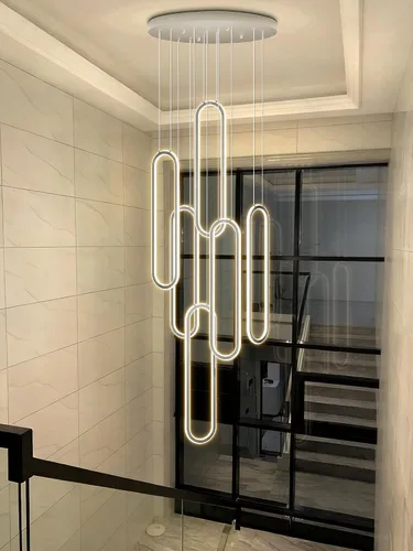 Vista 4 de Flashing God Candelabro moderno, candelabros cromados con 6 anillos LED, lámpara de techo alto más grande para sala de estar, lámpara rectangular