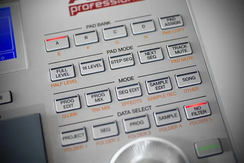 Vista 2 de Controlador de producción musical profesional Akai Professional MPC Studio con descarga de biblioteca de sonidos de más de 9 GB