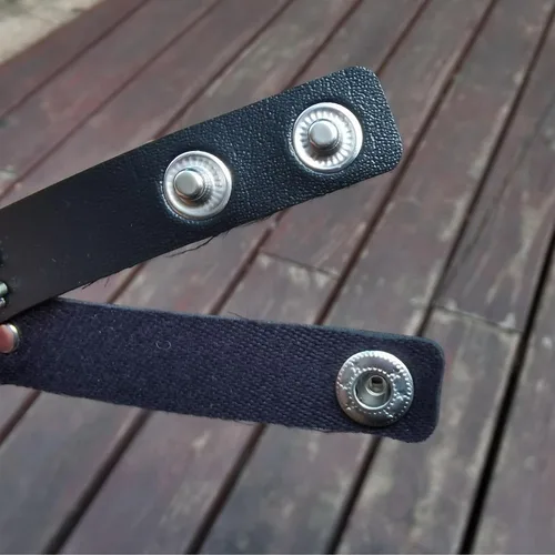 Vista 8 de Pulsera de calavera punk, brazalete de esqueleto de piel sintética para fiestas de Halloween, color negro