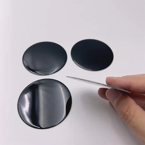 Vista 5 de 4 piezas adhesivas personalizadas de 63 mm, emblema circular plano negro brillante para tapas centrales de rueda de coche