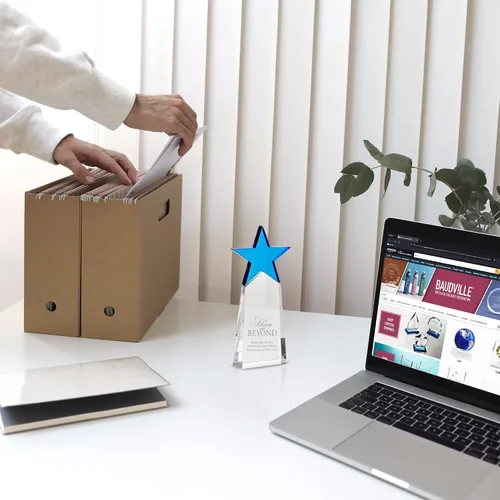 Vista 2 de Baudville Trofeo grabado – Cristal – Torre con estrella en la parte superior – Premio para empleados – Grabado personalizado de hasta cuatro líneas