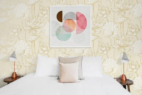 Vista 6 de NextWall - Papel tapiz para pared, diseño de loto floral (Oro metálico y crema)