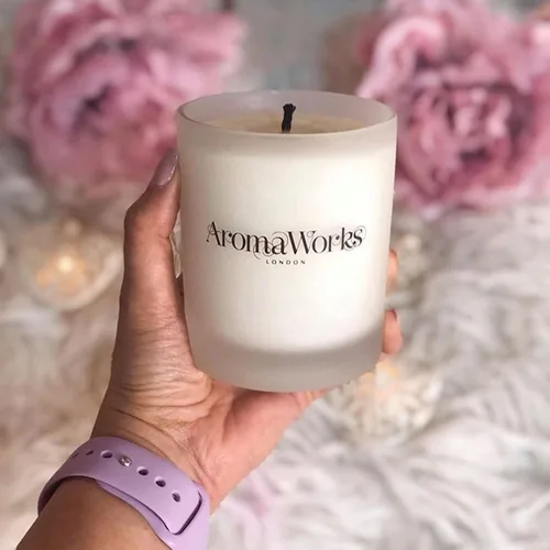 Vista 2 de AromaWorks London Nurture Vela de cera de soja – May Chang, aroma de manzanilla romana y sándalo – Calma, desestresante y sueño – Natural, vegano