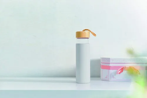 Vista 5 de Botella de agua de vidrio de borosilicato de 20 onzas con tapa de bambú y funda de silicona, reutilizable, sin BPA, botella de vidrio con tapas