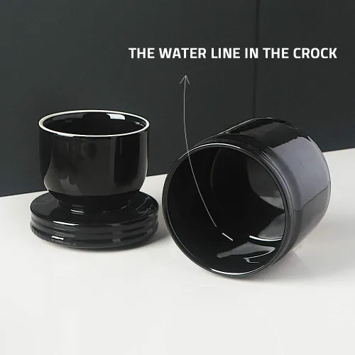 Vista 4 de Sweejar Recipiente para mantequilla de porcelana, plato francés con línea de agua, recipiente cerámico para mantequilla suave (Negro)