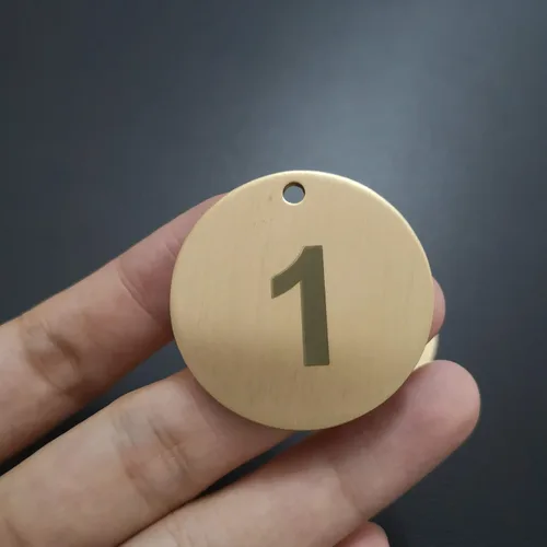 Vista 6 de Etiquetas de latón numeradas con llaveros (1-10)