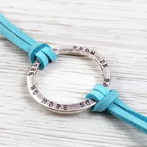 Vista 6 de Pulsera reversible con diseño de círculo infinito de bronce peruano, cordón ajustable de piel de ante sintético negro, pulsera de apoyo de la amistad