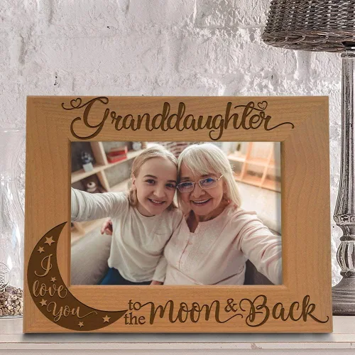 Vista 3 de KATE POSH Marco de fotos de madera grabado para nieta con texto en inglés "I Love You to the Moon and Back", regalos para abuelos, Navidad
