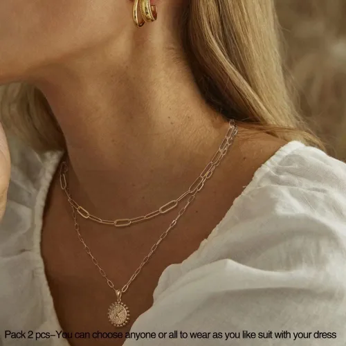 Vista 2 de Gargantilla en capas para mujer, chapada en oro de 14 quilates, cadena fina de eslabones, collar sencillo, ajustable, con dije de moneda con letra
